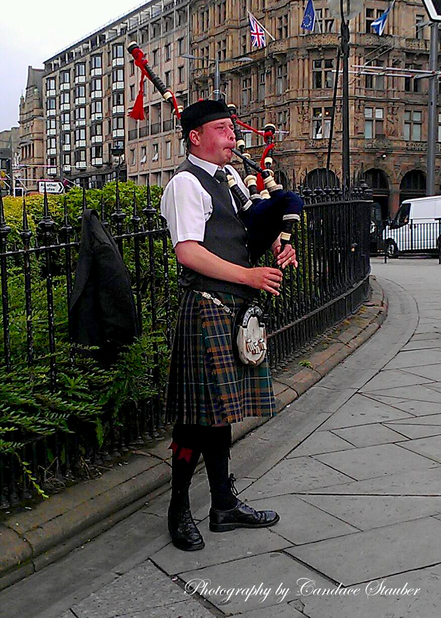 2013-08-08edinburgh-bagpiper