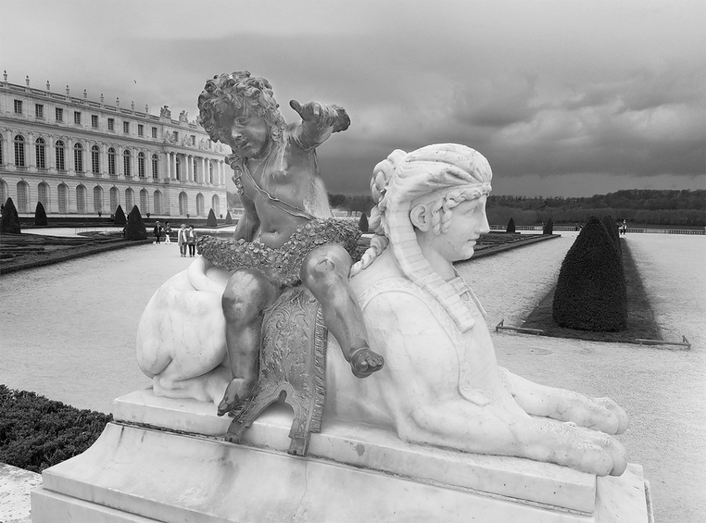 Monochrome-Versailles
