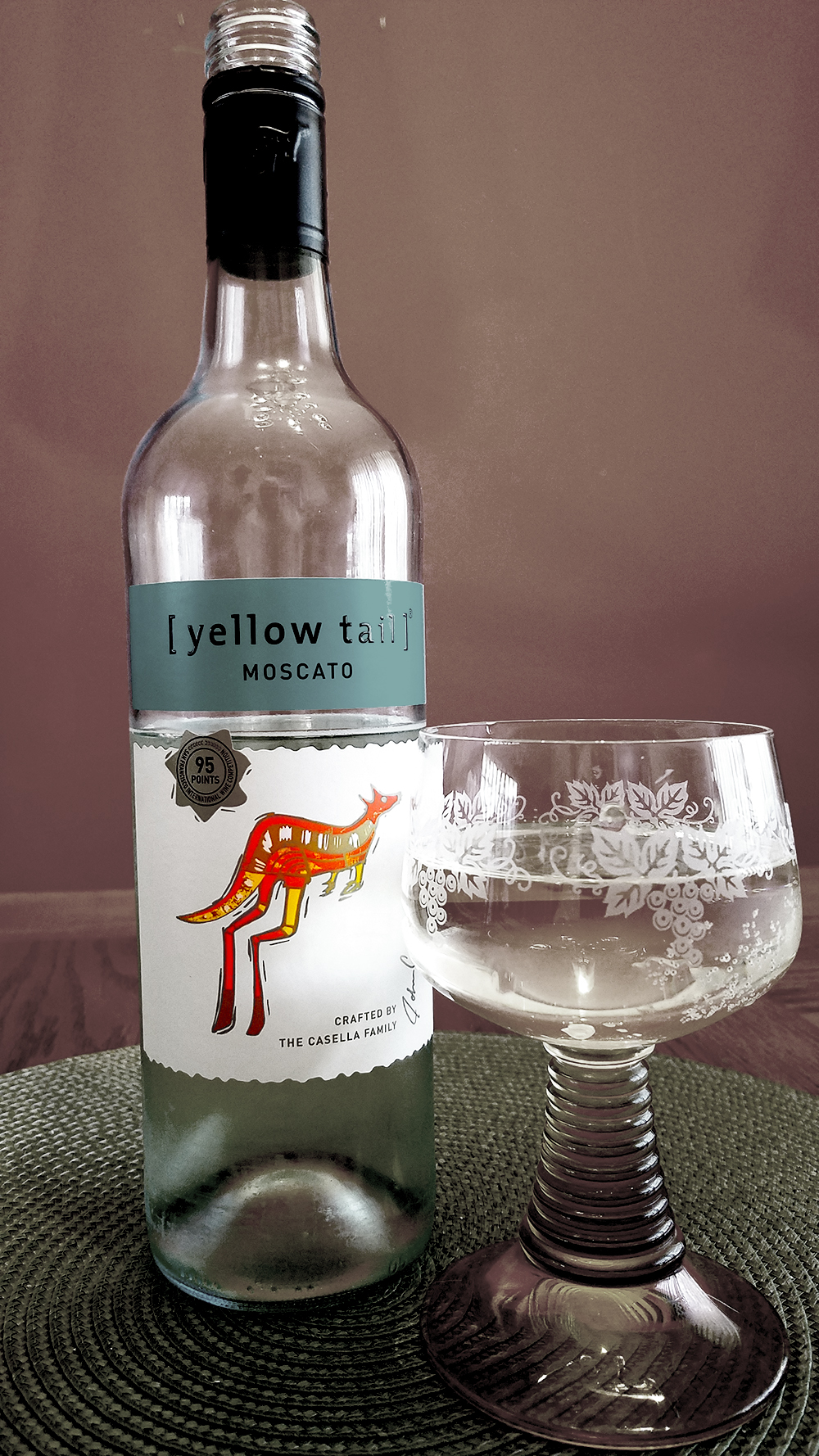 yellowtail-wine-1000-monochrome
