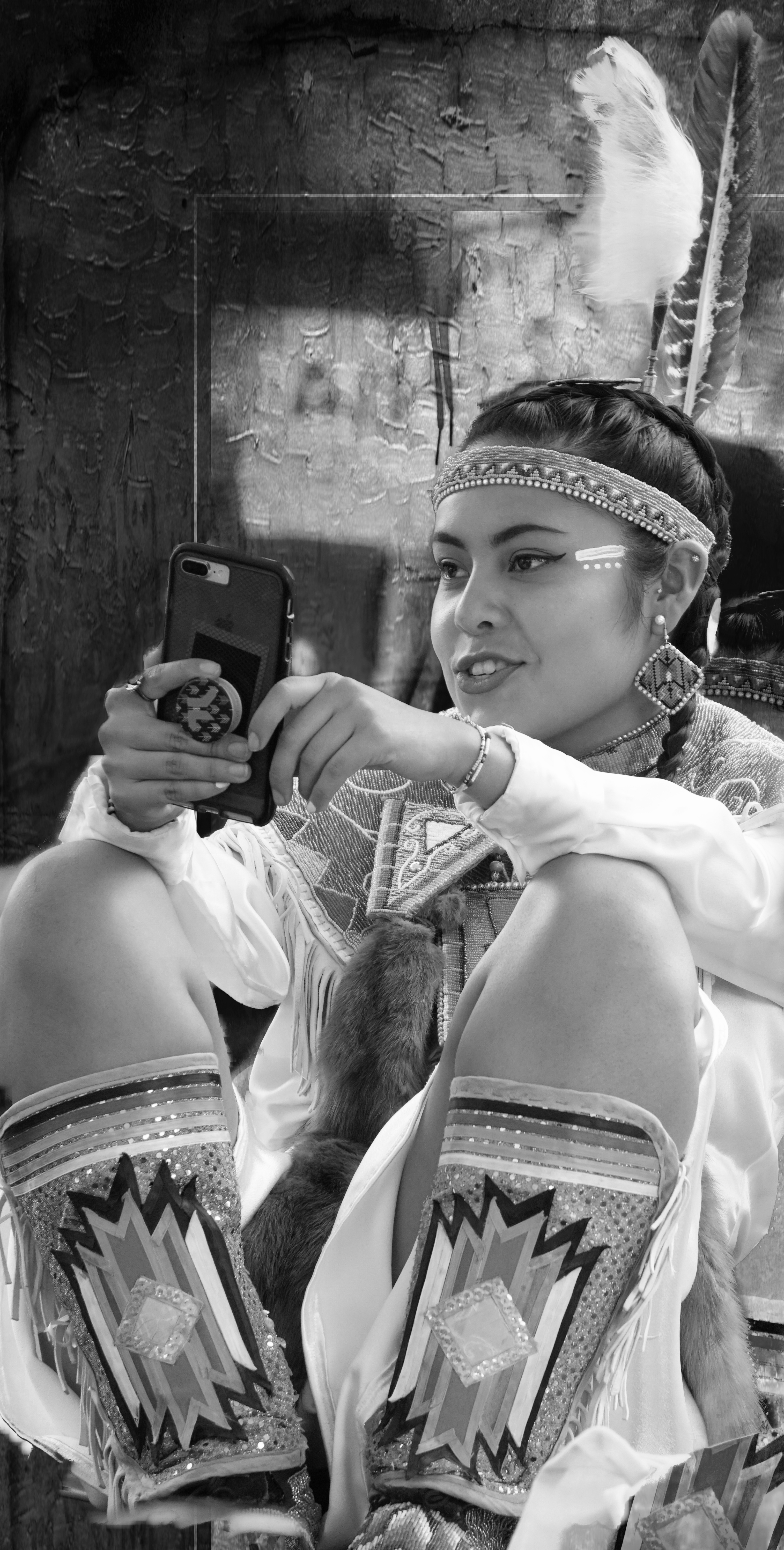 00-girl-powwow-cellphone-DSC02893_monochrome