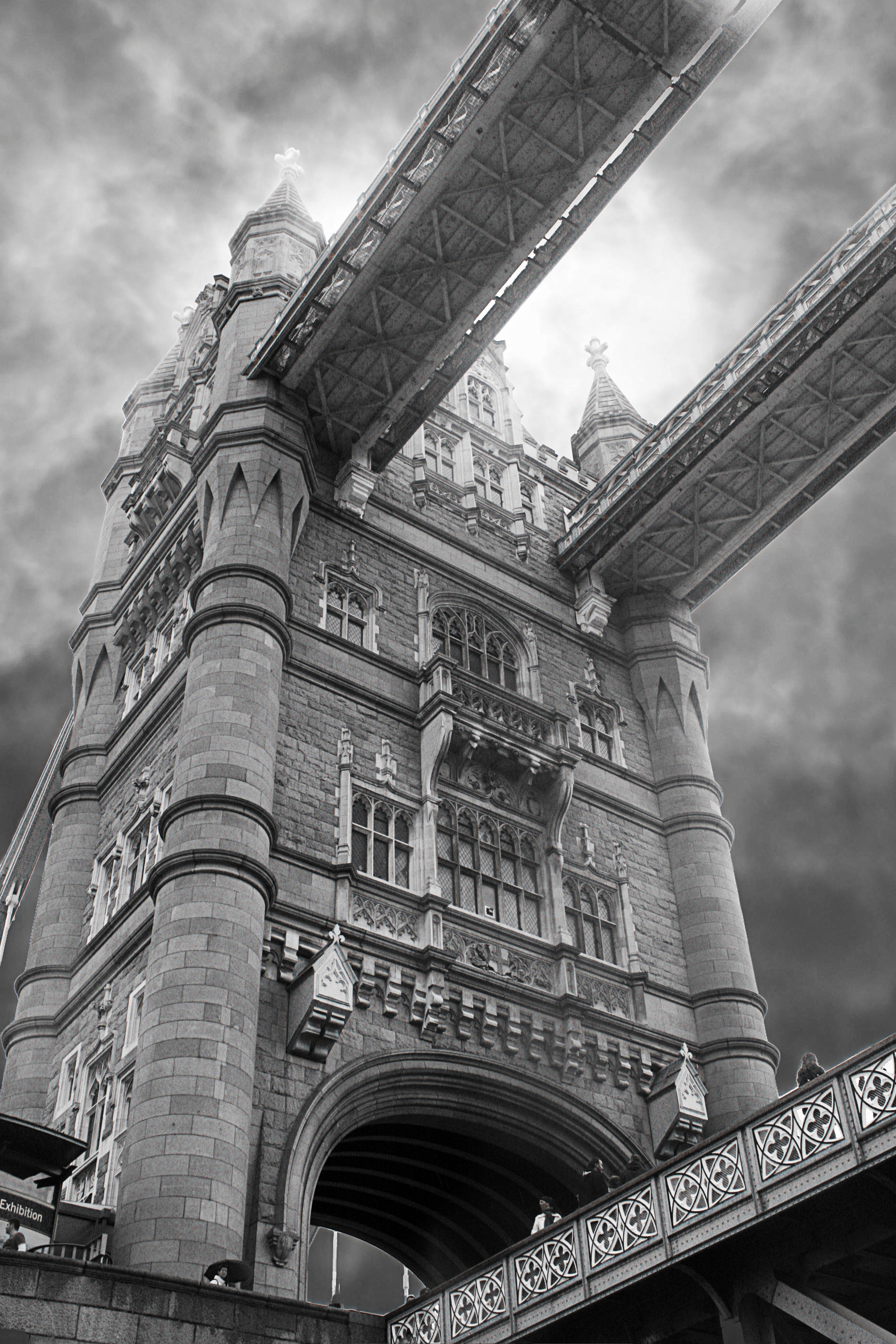 LondonTowerBridge01-IMG_3074_artistic2_monochrome