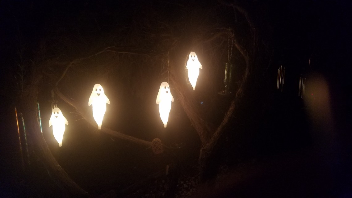 00-halloween-ghosties-20171020_210610_A