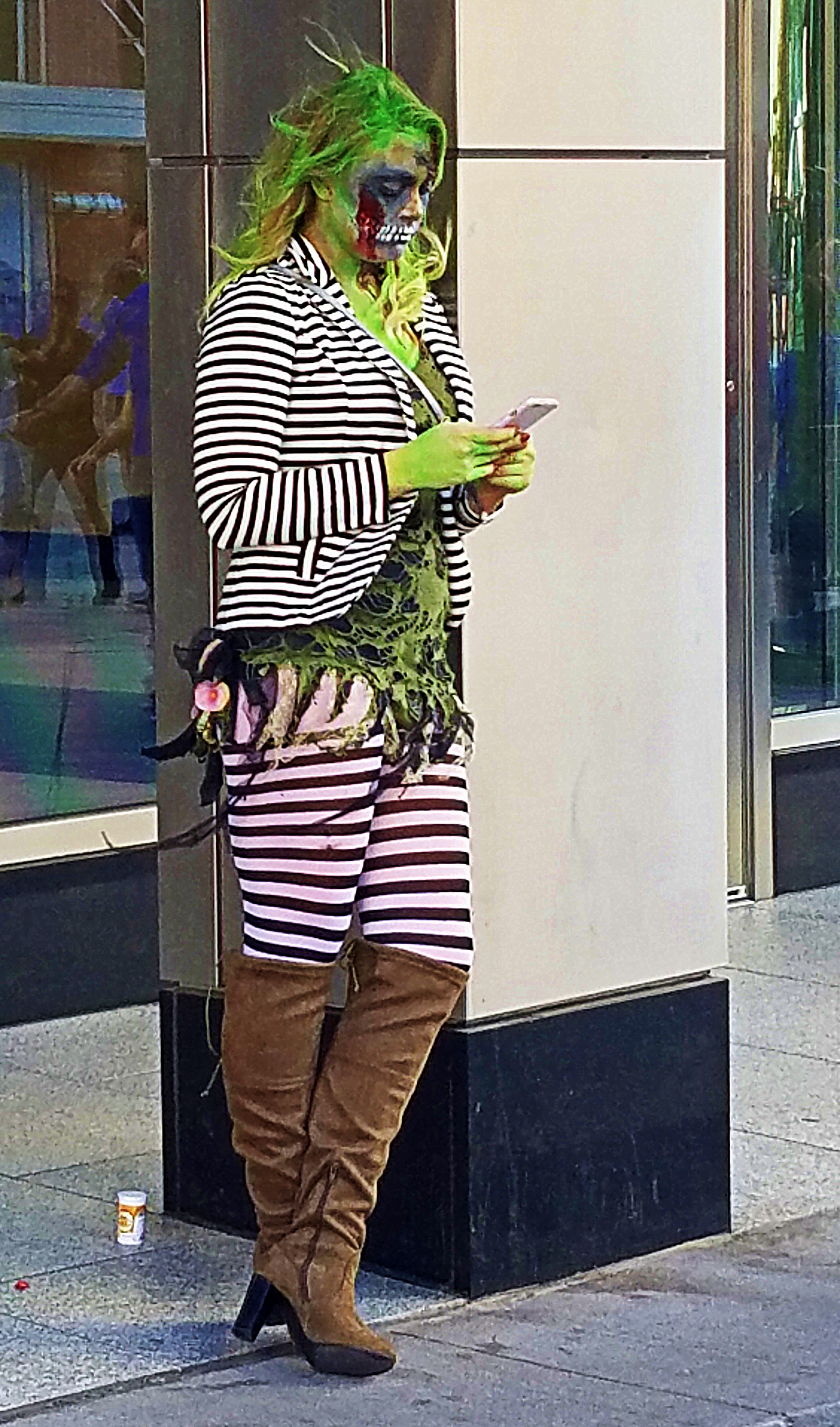 mobilephone-zombie-01