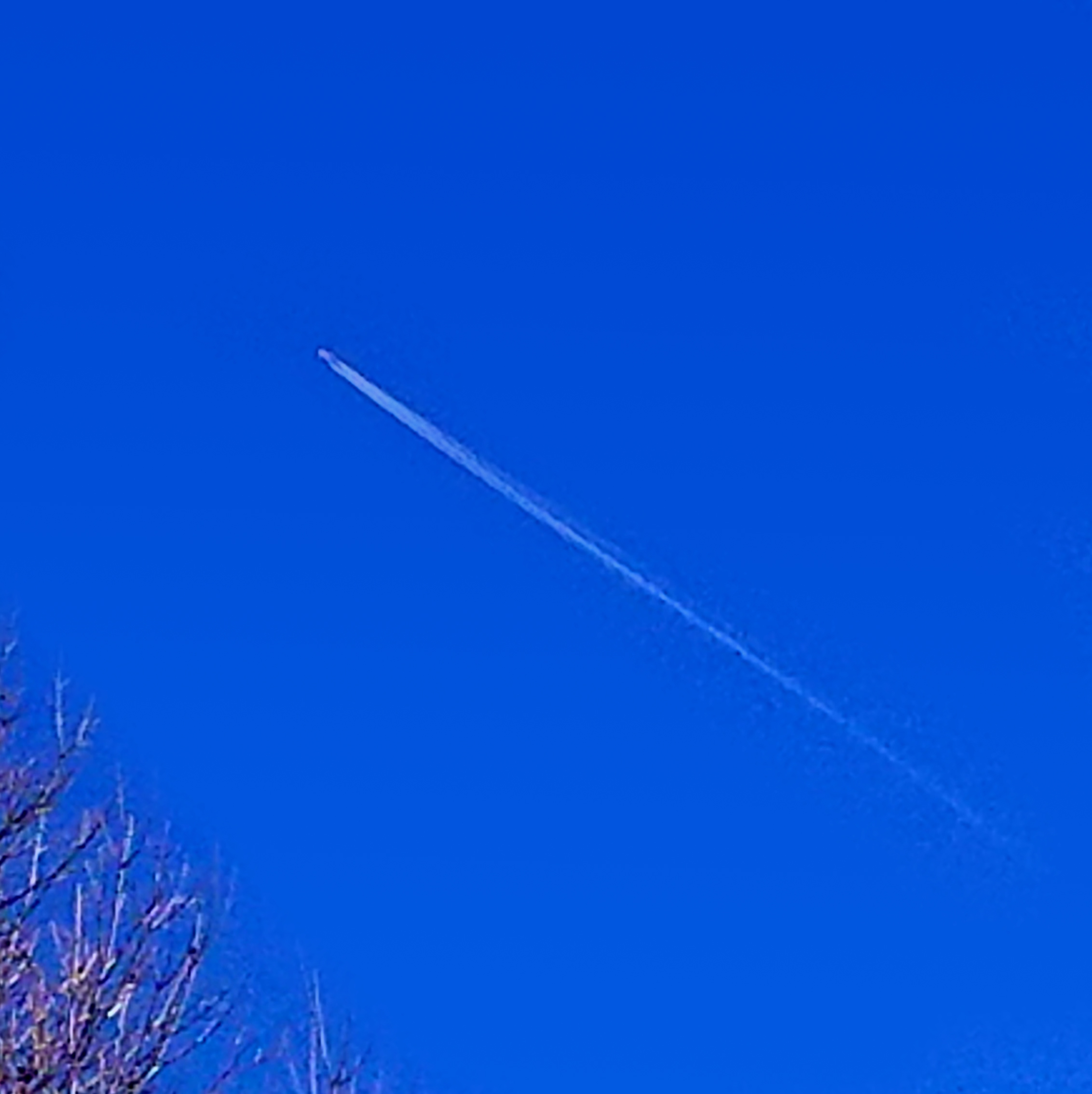 00-bluesky-contrail-sq_20171205