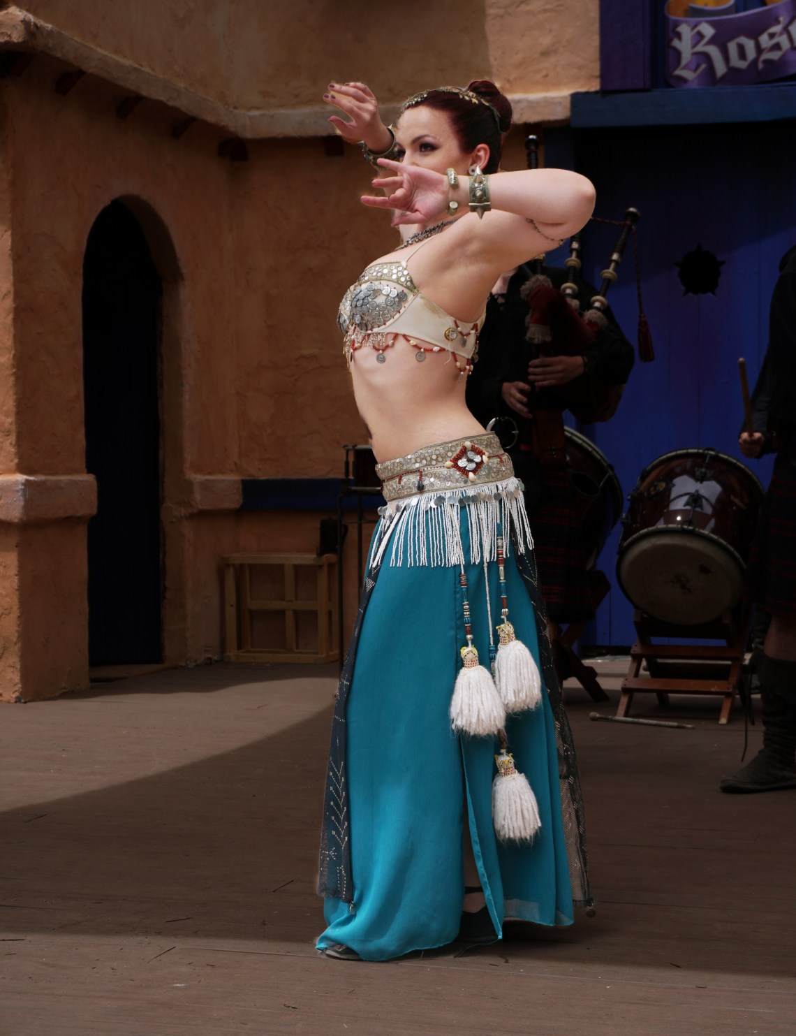 00-2017RenFair-01534_bellydancer-undulate