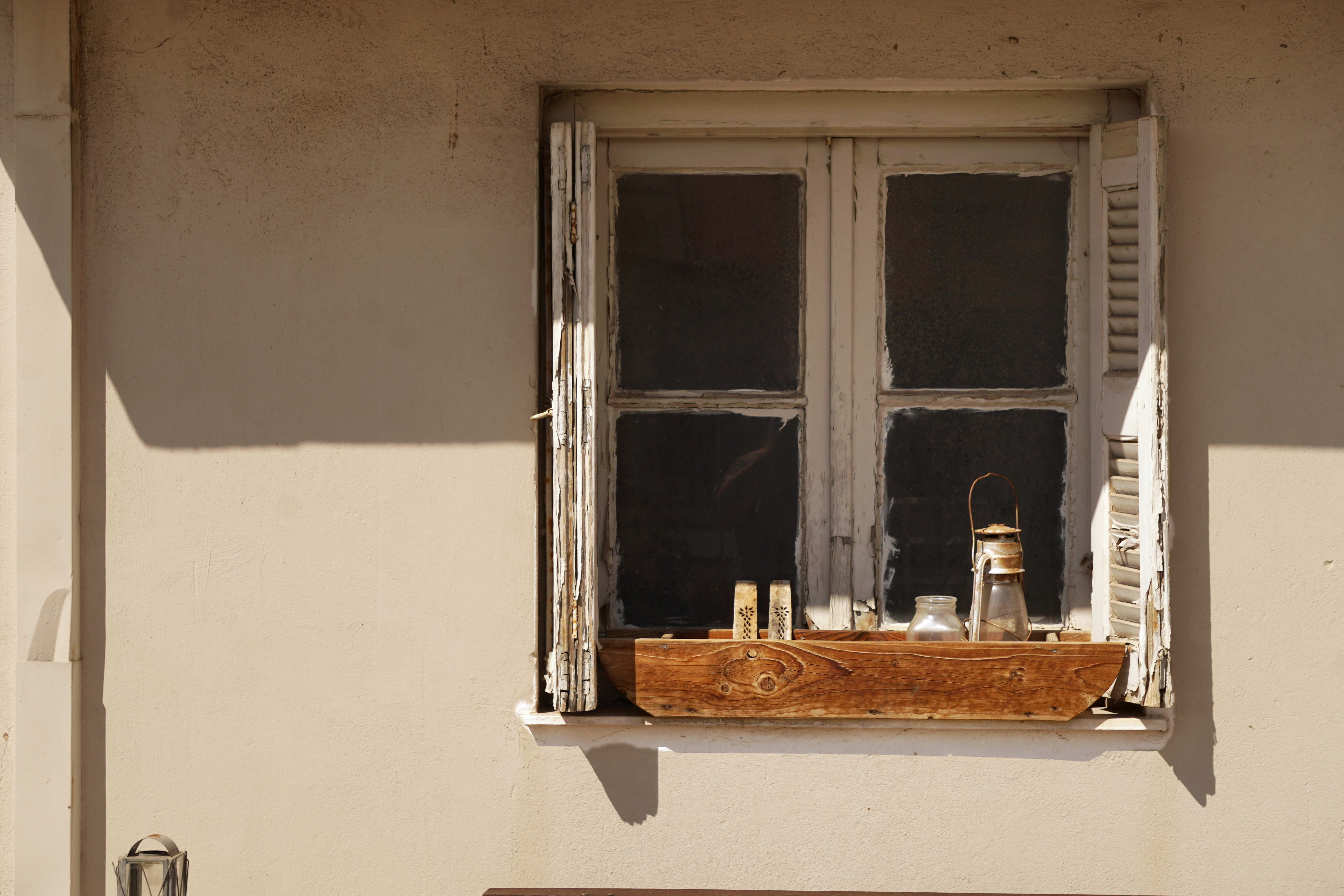 00-AthenApartmentWindow-DSC00571