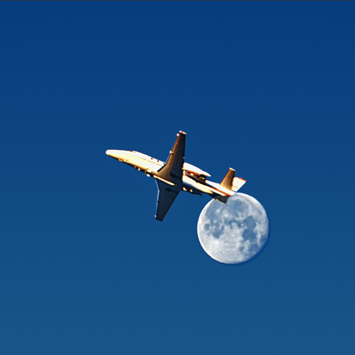 00-morningfullmoon-plane-DSC03882A